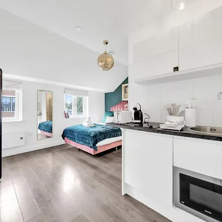 Urban Elegance Luxury Living With Kitchenette Apartment London Exterior photo