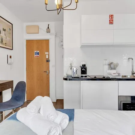 Urban Elegance Luxury Living With Kitchenette Apartment London Exterior photo