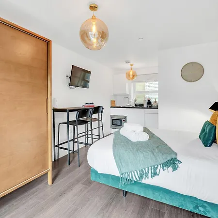 Urban Elegance Luxury Living With Kitchenette Apartment London Exterior photo