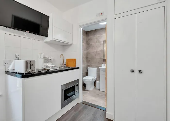 Urban Elegance Luxury Living With Kitchenette