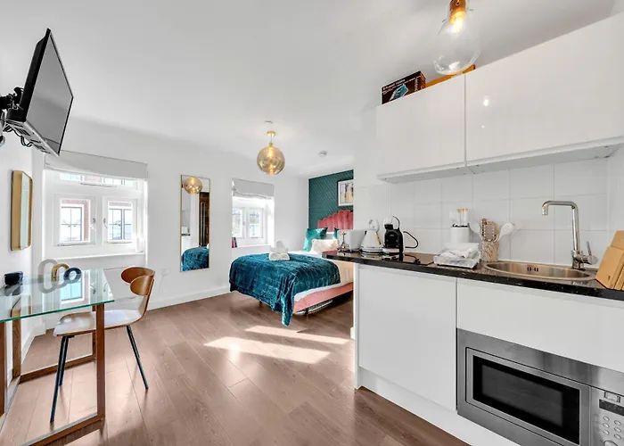 Urban Elegance Luxury Living With Kitchenette