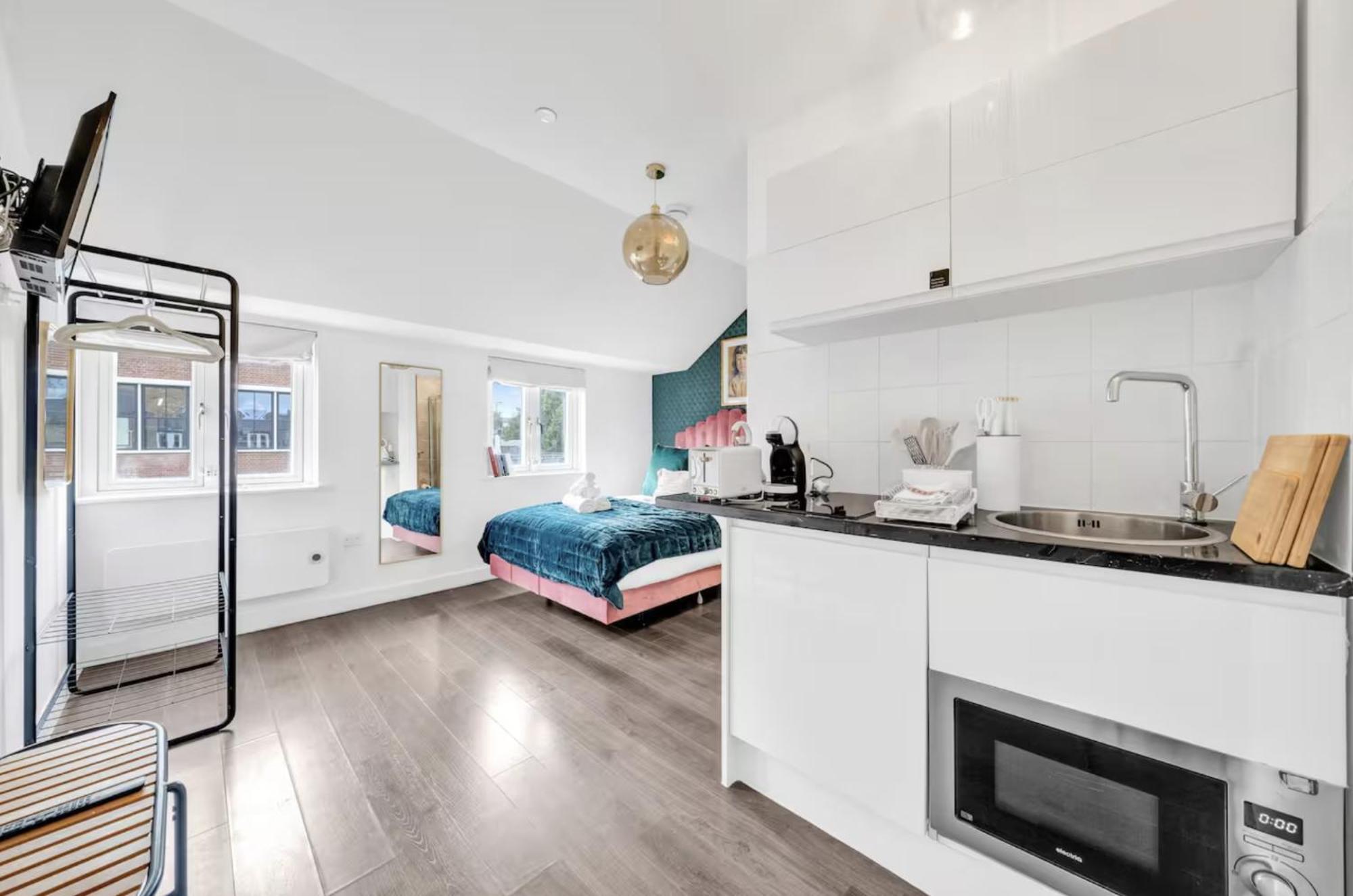 Urban Elegance Luxury Living With Kitchenette