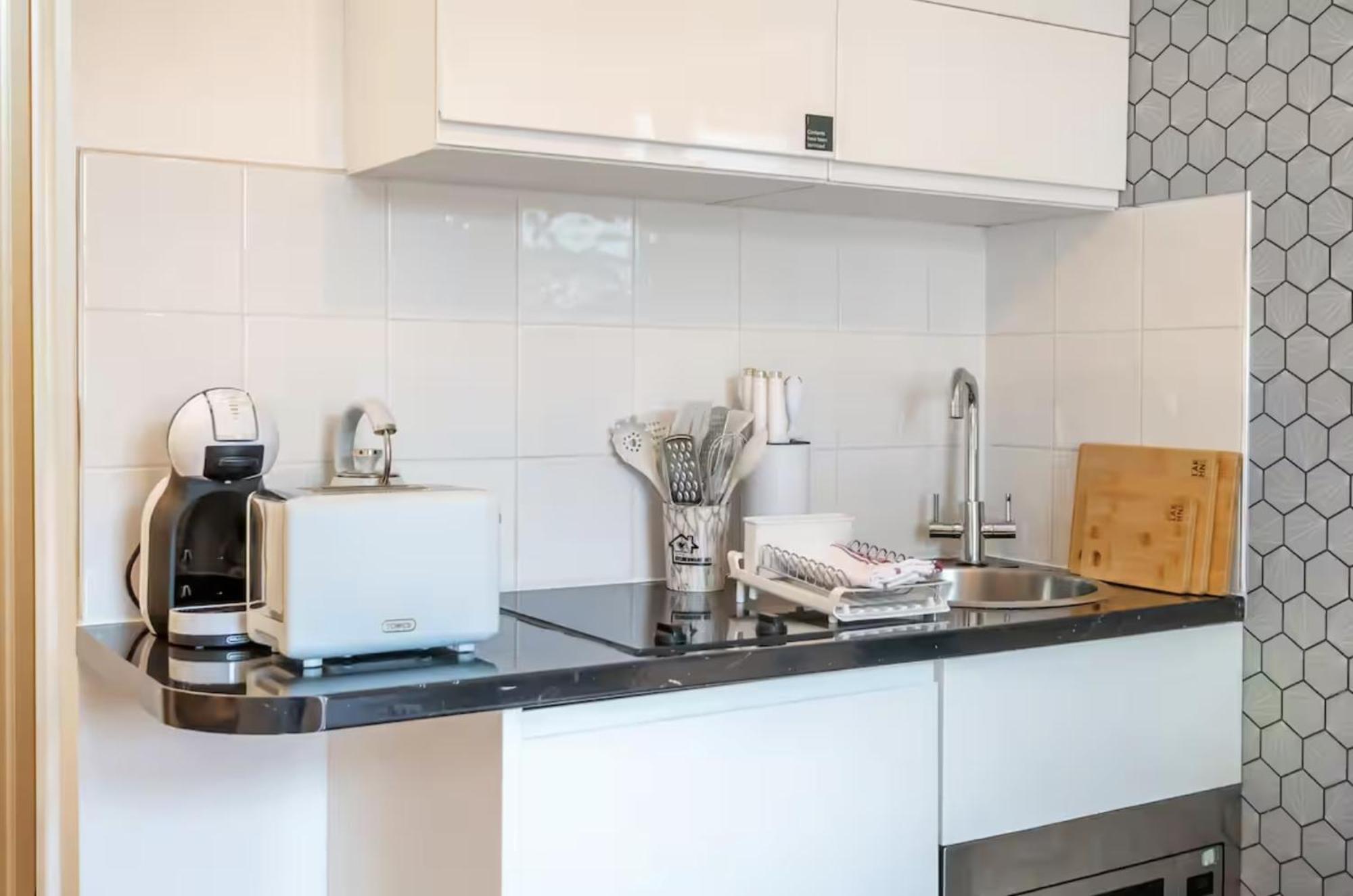 Urban Elegance Luxury Living With Kitchenette London