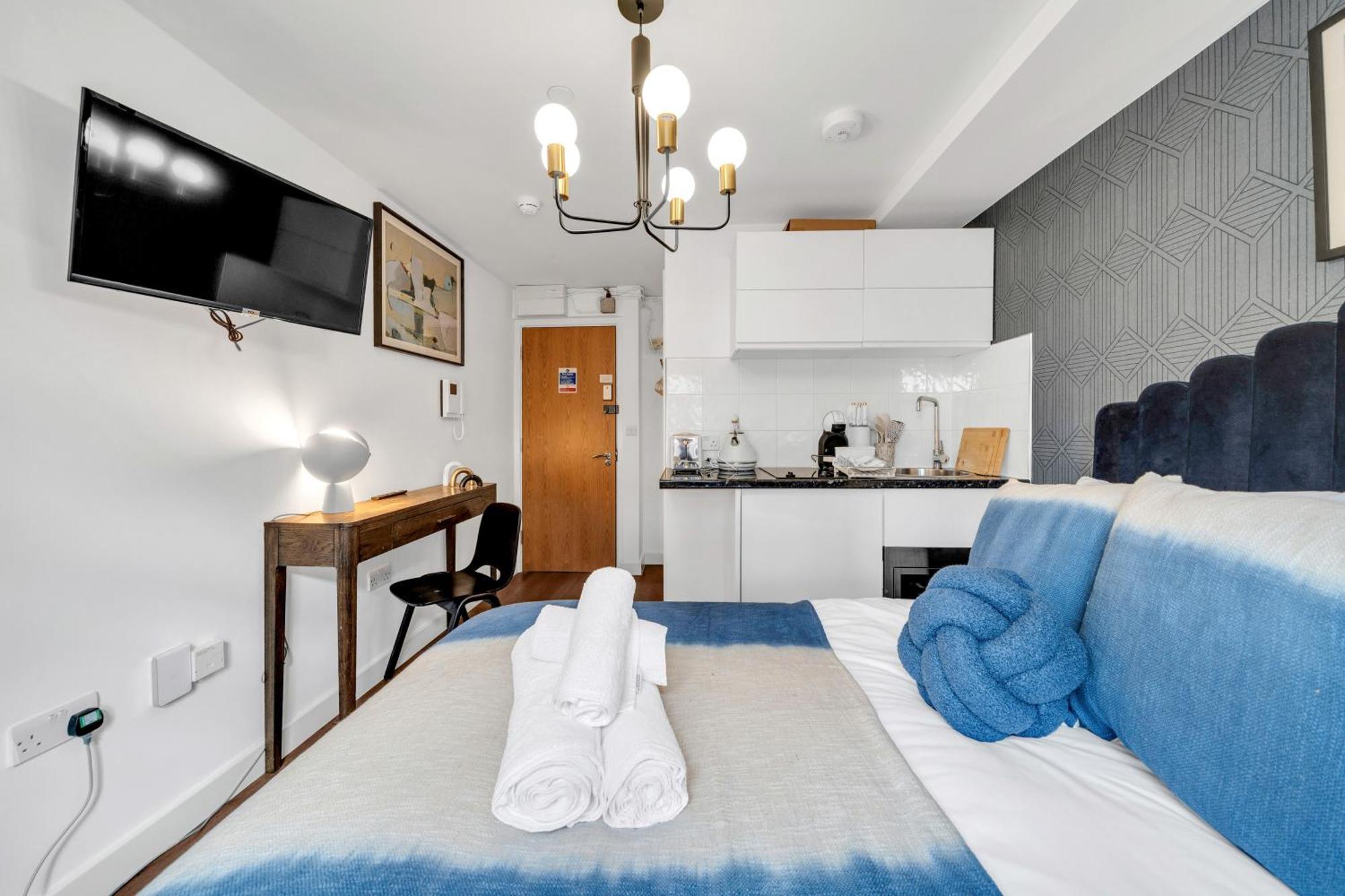 Urban Elegance Luxury Living With Kitchenette