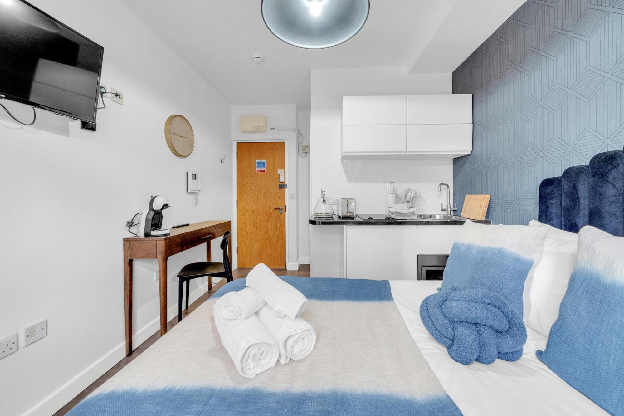 Urban Elegance Luxury Living With Kitchenette London