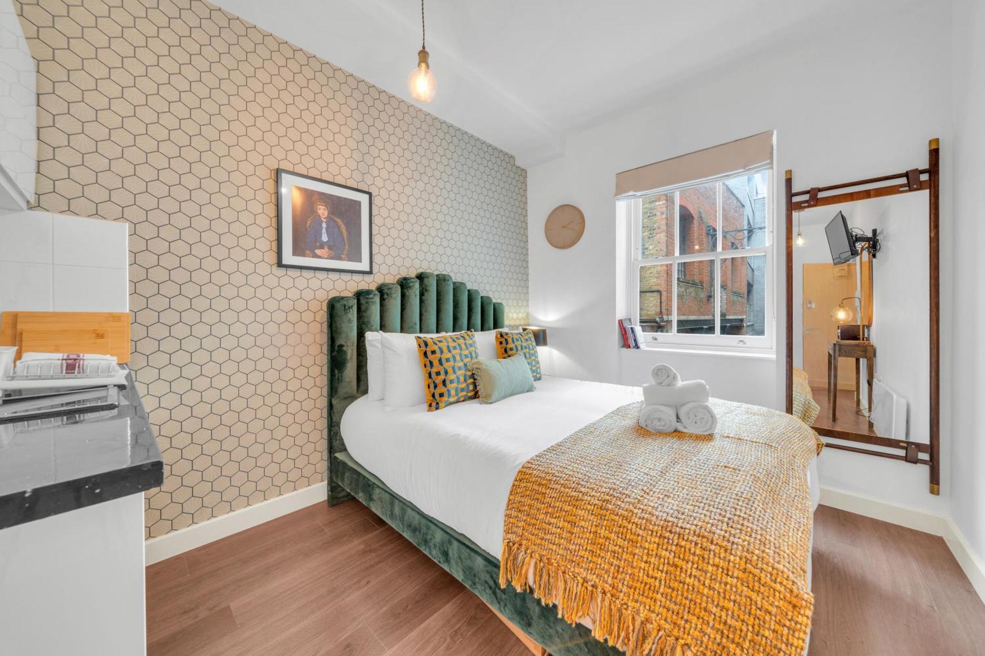 Urban Elegance Luxury Living With Kitchenette * London